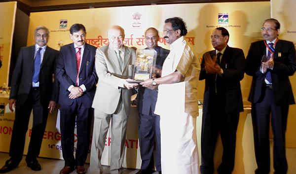 Energy Management Centre (EMC)– Kerala bagged this years' Second Best Performing State Designated Agency Award' from Ministry of Power, Government of India. EMC was selected from among the State Designated Agencies which had put up excellent performance during the year 2009-10. Shri. Sushil Kumar Shinde, Hon'ble Union Minister for Power presented the award to Shri. A. K Balan, Hon'ble Minister for Electricity, Government of Kerala in the ceremony held at New Delhi on National Energy Conservation Day (14 December 2010)